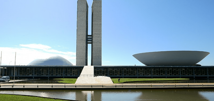 Coleta de assinaturas da PEC do parcelamento previdenciário e regime dos precatórios é concluída e pode tramitar no Congresso